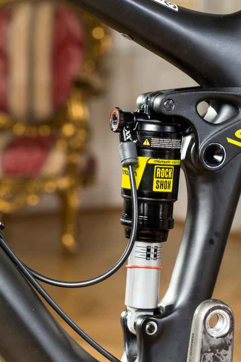   Nach wenigen Metern kapitulierte die Fernbedienung, Öl trat aus. Erst ein Ersatzdämpfer brachte den Erfolg. Ärgerlich, aber das passiert.