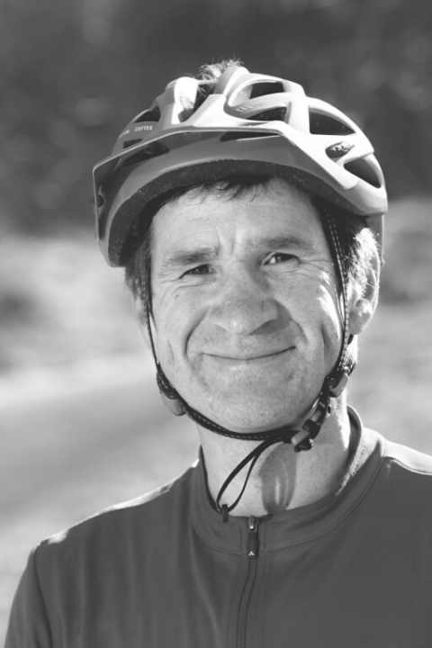   Stefan Herrmann, Fahrtechnik-Experte: "Das Umsetzen bei Spitzkehren ist der Einstieg ins Trial-Biken und beweist echte Bike-Beherrschung. Wer diese drei Schritte übt, macht im Nu Fortschritte. Wer jedoch unbeholfen in die Eisen geht, riskiert einen Abflug über den Lenker – also langsam rantasten."