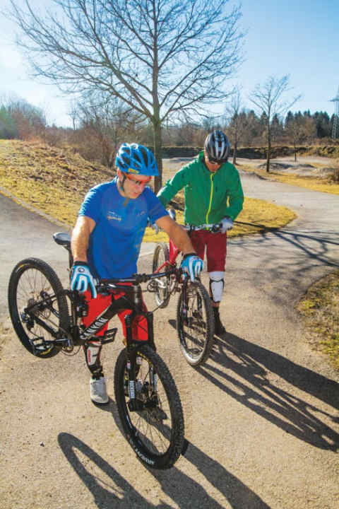   Schritt 1:  Finde den Druckpunkt – Dosiertes Bremsen ist enorm wichtig –  vor allem bei diesem Manöver. Stefans Übung: Laufe neben Deinem Bike  her und bremse so dosiert mit der  Vorderradbremse, dass Dein Hinterrad beständig auf einer Höhe bleibt.  Dafür muss Deine Bremsanlage technisch einwandfrei funktionieren. 