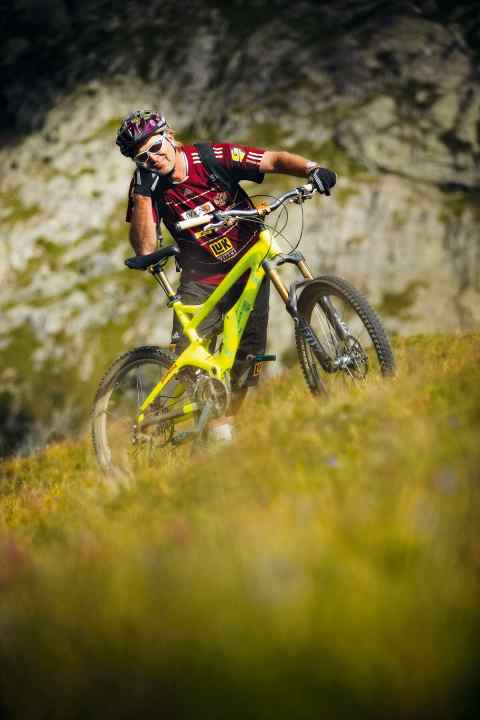   Hans Rey, Trial-Legende: Ganz oben auf meiner To-do-Liste steht der Coast-Trail. Ich bin ihn leider noch nie gefahren, aber alle reden davon, und im BIKE-Magazin hat ihn Andi Wittmann auch schon als Supertrail vorgestellt. Insgesamt soll er für den Gardasee eher untypischen Flow haben, tolle Ausblicke und eine echt fiese Schlüsselstelle wohl. Die will ich mir unbedingt mal ansehen.