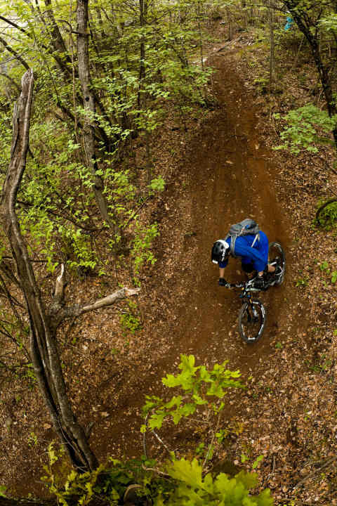   Kein typisches Gardasee-Gerumpel: Der Anaconda-Trail führt größtenteils über weichen Waldboden.