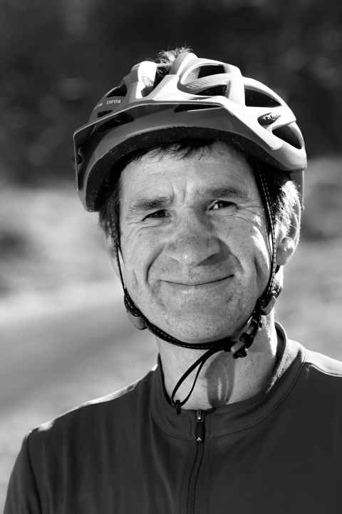   Stefan Herrmann, riding technique expert: "There is hardly any other move where the mental aspect plays such an important role. Stay focussed and react to a slight loss of balance with sensitive balancing movements - riding over the tree trunk is fun and gives you confidence on the bike."