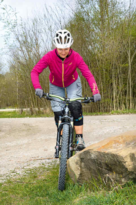   Step 1: Show sensitivity This exercise is perfect for safely getting a feel for balance. Ride your bike slowly and in an upright position to the side of a stone, lamppost or traffic light. Maintain your balance by exerting counter-pressure through steering movements.