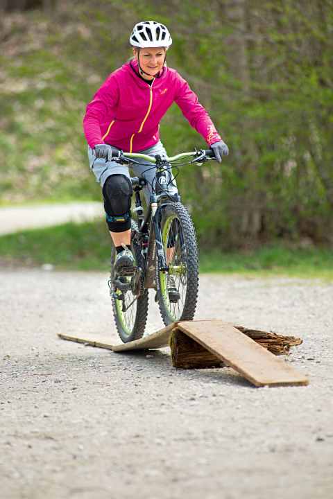   Step 2: Riding on boards Before you dare to ride on tree trunks, you should simulate the planned manoeuvre on the ground. Wooden boards, for example, are suitable for this. This exercise is a great way to gain confidence.