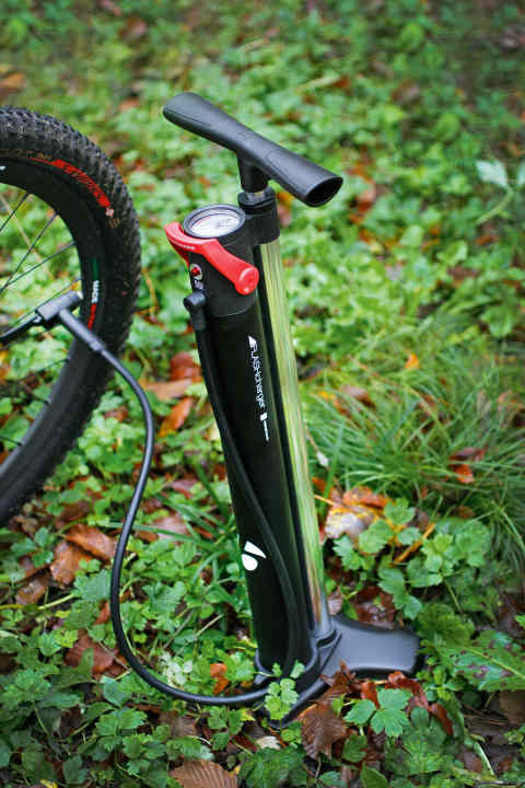   Die Standpumpe Bontrager Flash Charger eignet sich vor allem für voluminöse MTB-Reifen.