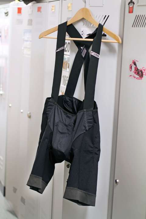   Die T.Rallyshorts S7 ist die erste Trägerhose von Assos für Mountainbiker. Speziell unter Rennradlern haben die Produkte der Schweizer einen legendären Ruf.