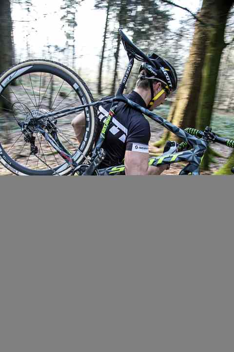   Auch extrem steile Passagen gehören zum Cyclocross. Da hilft nur noch absteigen und tragen. Bei sieben Kilogramm fällt das aber nicht schwer.