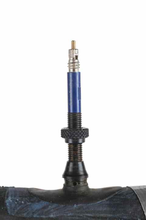   In dieser Stellung des blau eloxierten Aufsatzes pumpt man den Innenreifen auf.