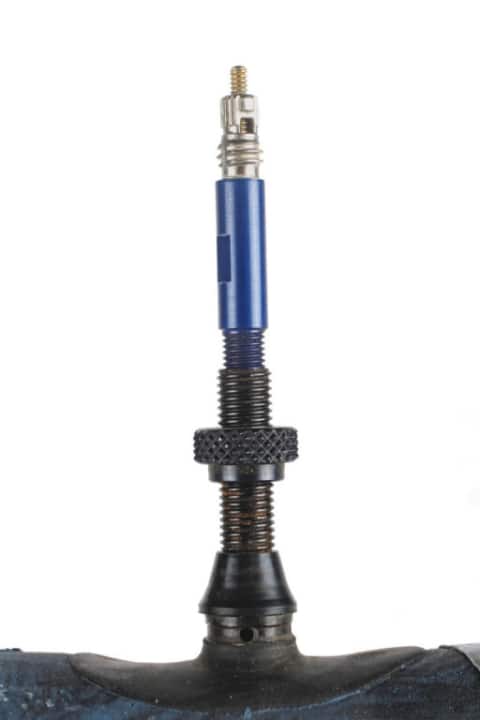   When the valve cap is in this position, air flows into the outer tyre chamber.