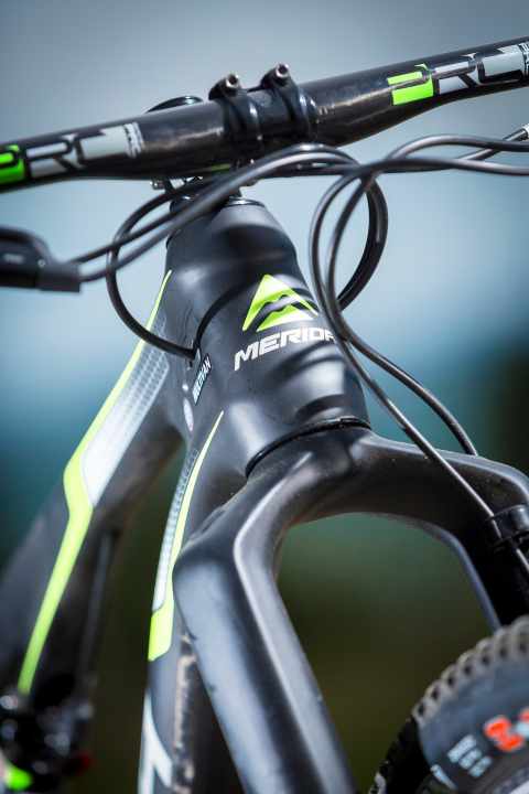   The head tube of the Ninety-Six in size M is short at 100 millimetres. This allows for a low cockpit.