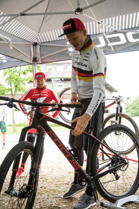   Markus Schulte-Lünzum, der deutsche Meister im Cross Country war in die Entwicklung eingebunden. Florian Vogel wurde bereits zwei Mal Vierter im Worldcup auf dem Raven Max.