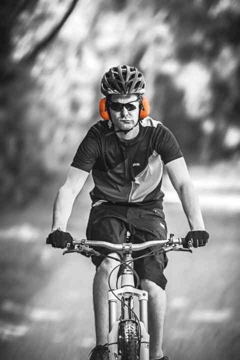   Verzweiflung und Frust – müssen nicht sein: Mit wenigen Handgriffen und Dan's Super-Tipps schaffen Sie Ruhe und beseitigen lästige Störgeräusche am MTB.