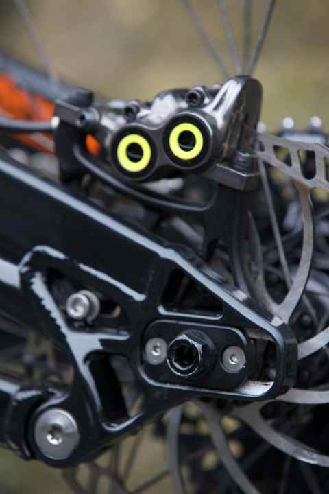   The chainstay can be adjusted from 427.5 to 440 millimetres via the wheelbase adjustment. The rear triangle is also prepared for the Boost standard and can even accommodate plus-size tyres.