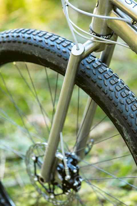  The self-made titanium rigid fork of the Pilot Twentynineplus is beautiful, but too soft for hard trail use.