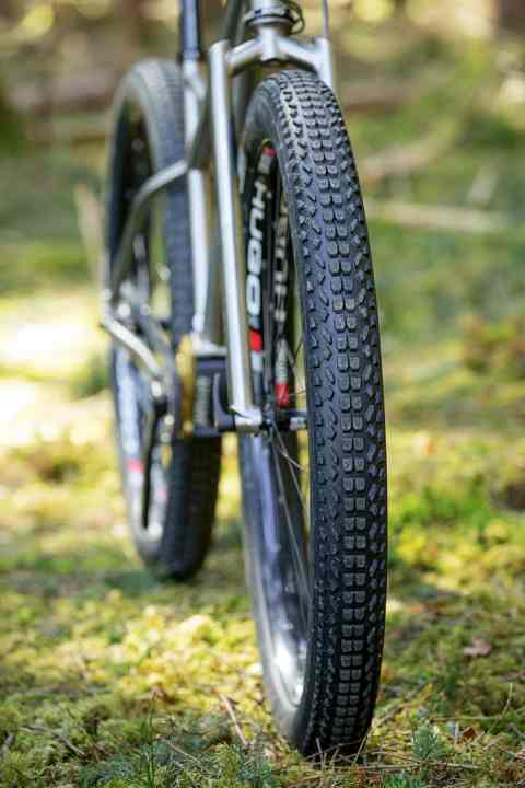   On the very wide rims of the Pilot, the 3" Trax Fatty tyres generate fatbike-like handling.