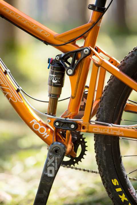   The elaborate CNC-milled parts such as the bottom bracket block including the swingarm suspension and the interchangeable threads of the brake mounts are details on the Turner that simply delight everyone.