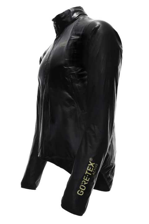   Die neue One Gore-Tex Active Jacke soll dauerhaft Wasser abperlen lassen und extrem atmungsaktiv sein.