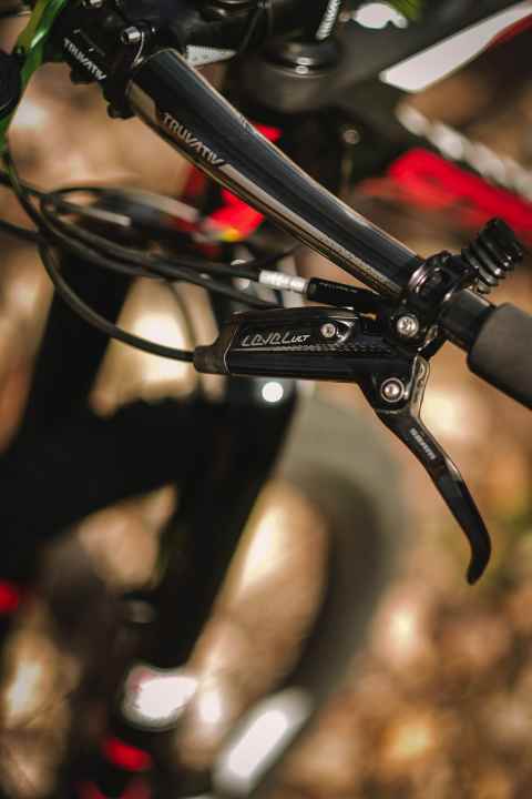   One of the lightest MTB brakes on the market, but lacking in braking power and requiring a relatively large amount of leverage: the Level from Sram.
