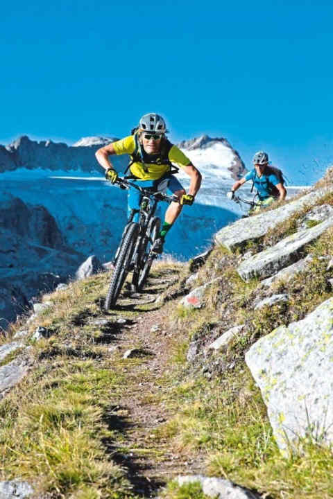   Den Gletscher im Rücken. Die Höhenmeter in den Beinen. Was jetzt folgt: Sattel runter, Dämpfer auf und laufen lassen bis zur nächsten Einkehr, die da garantiert ums Eck lauert.