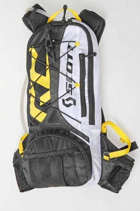 Practical: The flap of the main compartment on the Scott Airstrike Hydro 4 opens wide.