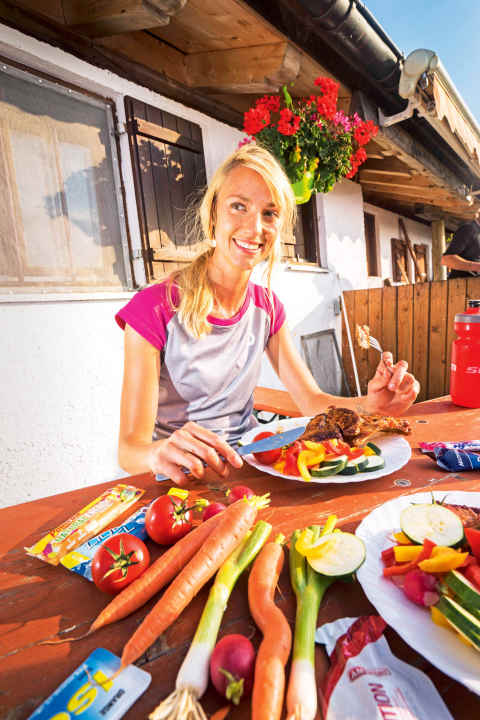   Vor und nach einer 2500-Höhenmeter-Tour muss man die Speicher des Körpers füllen. Besonders bei einer einwöchigen Alpenüberquerung ist Essen das A und O.