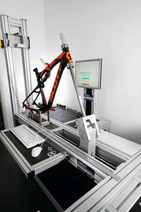   We tested the new Spectral not only on the trails, but also in the lab. On this test rig from the Zedler Institute, we measured the spring characteristics and stiffness of the frame. All lab test results are available in BIKE 2/18 (the archive picture shows a different frame).