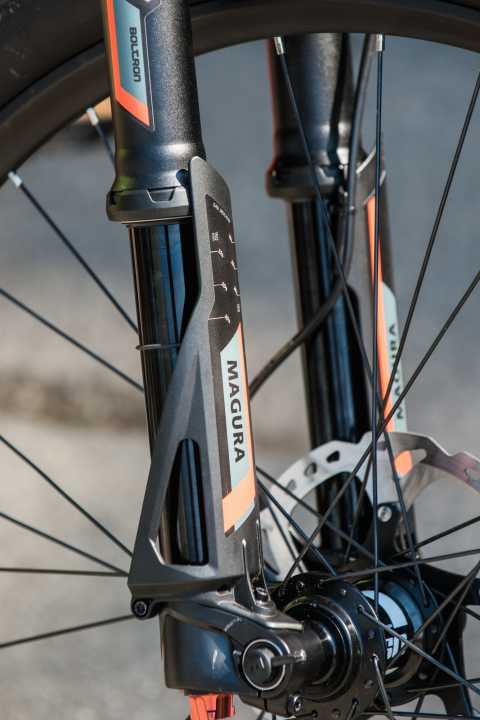   The bolted connection of the voluminous axle looks similar to that of motorbike forks. Typical for Magura: The Torx spanner for removal is integrated into the thru axle.