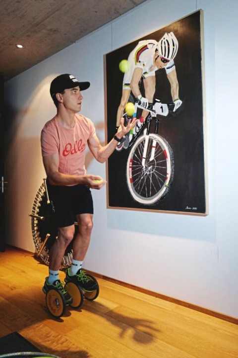   In sport, Nino Schurter is merciless to himself and his opponents. He performs acrobatic coordination exercises to keep every single muscle fibre taut.