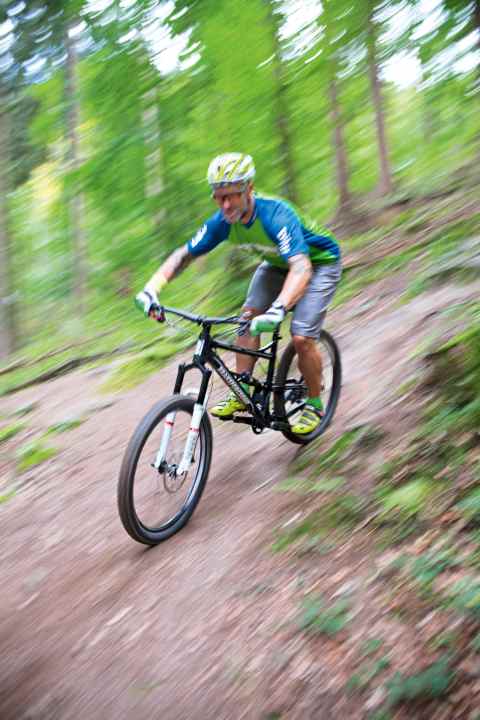   Adrenalin in the blood, water in the pipes: Reporter Henri Lesewitz speeds through the Würmtal valley with drinkable brake fluid.