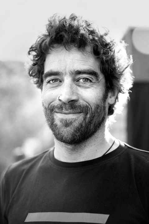   BMC-Mechaniker Sylvai Golay kümmert sich um die perfekte Abstimmung von Julien Absalons Arbeitsgerät.