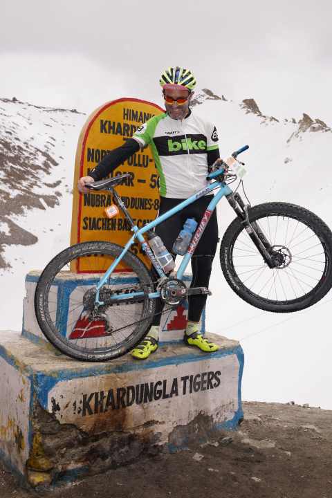   Henri Lesewitz on the legendary 5602 metre high Khardung La Pass.
