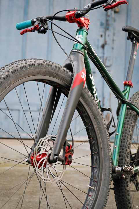   Fasst auch dicke Reifen bis 29x3 Zoll: MTB-Carbongabel 3T Rigid Team.