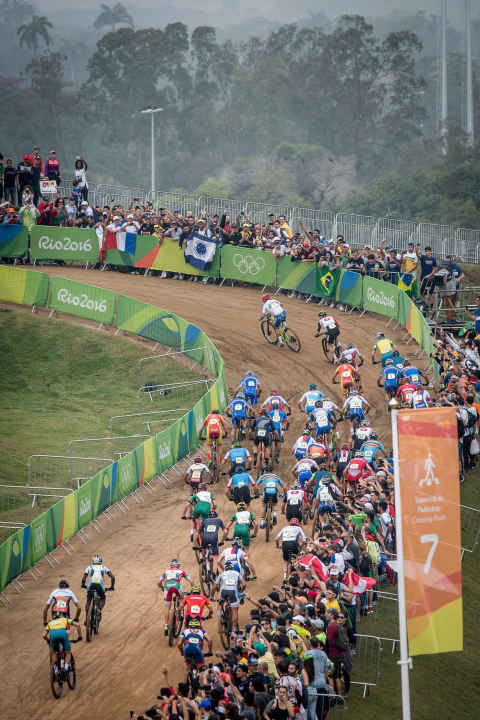   But after the introductory lap, Sagan is already at the front. He can be seen on the far right of the barriers with the number 50 on his back.