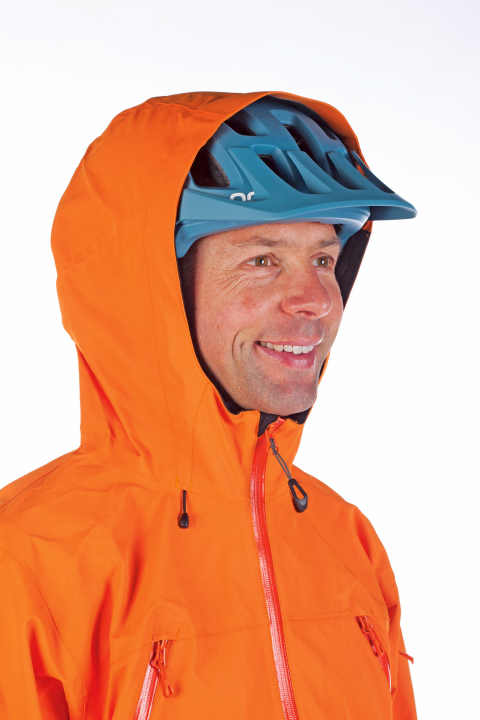   Helm lieber unter der Kapuze?