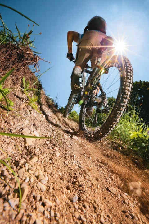   Steil bergauf geht es zur Pleisenhütte hinauf. Da hat man sich danach auf der Sonnenterrasse einen Kaiserschmarrn samt Haselnuss-Schnaps verdient. Wem's noch nicht reicht, der kann zu Fuß noch auf die Pleisenspitze hochsteigen.