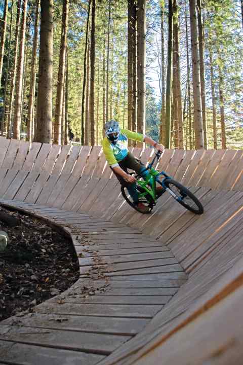   Beziehungs-Highlights – 12 Mal Samerberg: Ganze 12 Mal zog es Daniel Hooper in den nahe gelegenen Bikepark Samerberg. Darunter ein Vier-Tage-Daueraufenthalt mit unzähligen Runs. Auch hier fühlte sich das Tyee ausnahmslos pudelwohl. 