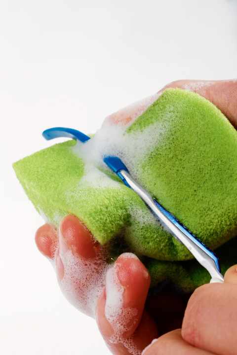   Moderne Brillenfassungen sind meist gegen allerlei Umwelteinflüsse geschützt. Schweiß ist allerdings sehr aggressiv und greift das Material an. Spülen Sie Ihre Fassung daher regelmäßig mit lauwarmem Wasser und etwas Spülmittel. Zusätzlich können Sie Ihrer Brille ab und zu eine Ultraschallreinigung beim Optiker gönnen.