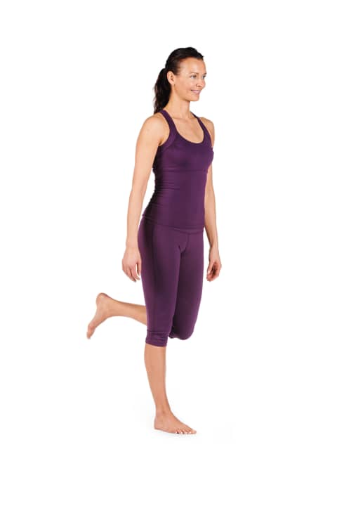    One-legged stand: Stand on the floor without shoes. Different to the illustration: The knee of the standing leg over the foot, slightly bent so that it protrudes slightly over the big toe. Hold the position for 20 seconds at the start. Followed by a break of the same length. Repeat the exercises 8-15 times. | Advanced users increase the holding time to up to 60 seconds (the pauses can grow with you). Increase the level of difficulty by standing on a cushion, mattress, soft floor mat or in sand. How often: every day when brushing your teeth.