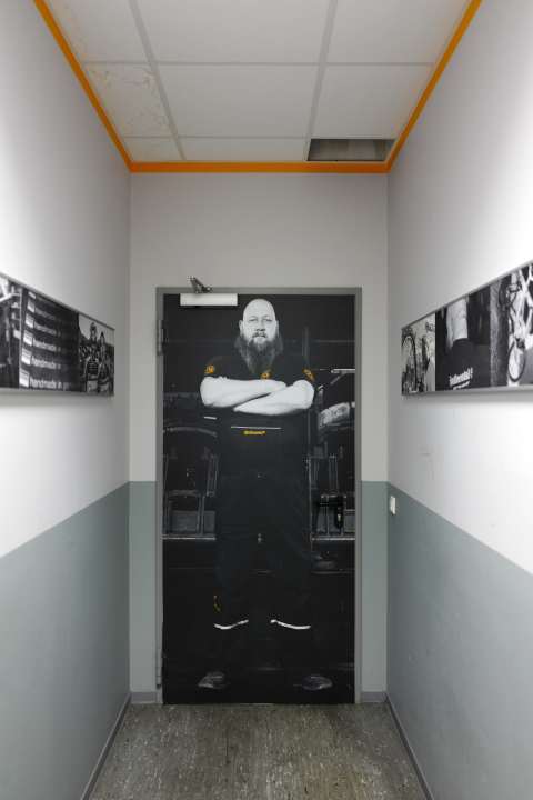   Ever since the long-bearded Ulf from the vulcanising department modelled for one of the company's advertising campaigns, he has enjoyed cult status among employees. He now works in quality assurance. Everyone knows him. Motifs from the former "Made in Germany" campaign can be found everywhere.