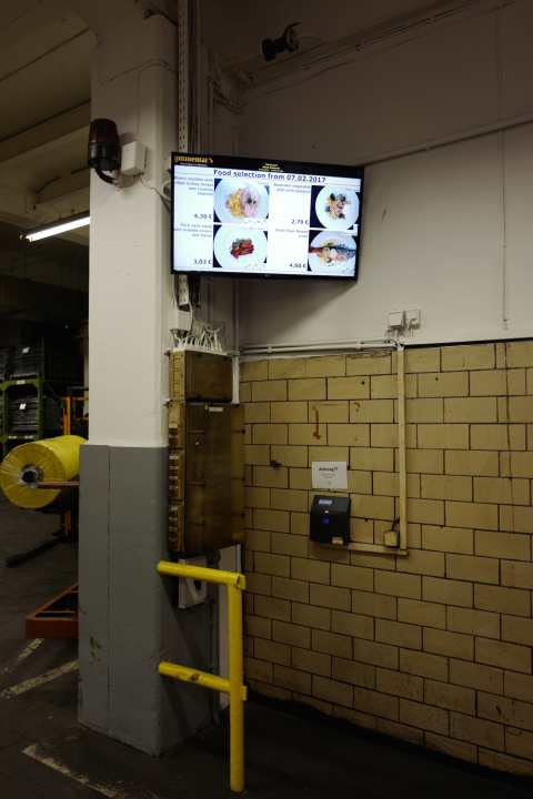   Yummy, yummy! The company canteen's lunch menu is broadcast on a flat screen in the production hall, bilingually in German and English. Turkey breast with rice noodles, neck steak, fish or something vegetarian? This increases the workers' anticipation of their well-earned break.
