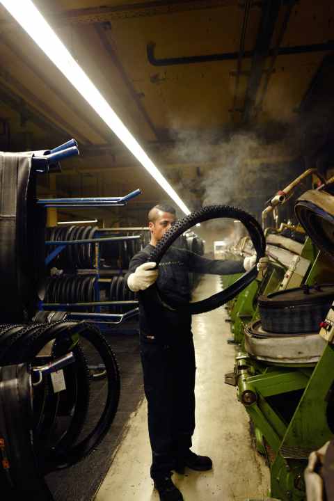   Alexander Abdo meticulously scans every square millimetre for any damage or defects. Only absolutely perfect tyres are allowed onto the transport racks, which are rolled towards the packing department every twenty or thirty minutes.