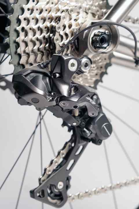   The electronic version of the XT rear derailleur differs roughly only from the plastic bracket that protrudes to the rear - the fine motor housing. The cable is simply plugged in and that's it. That was easy for a change!