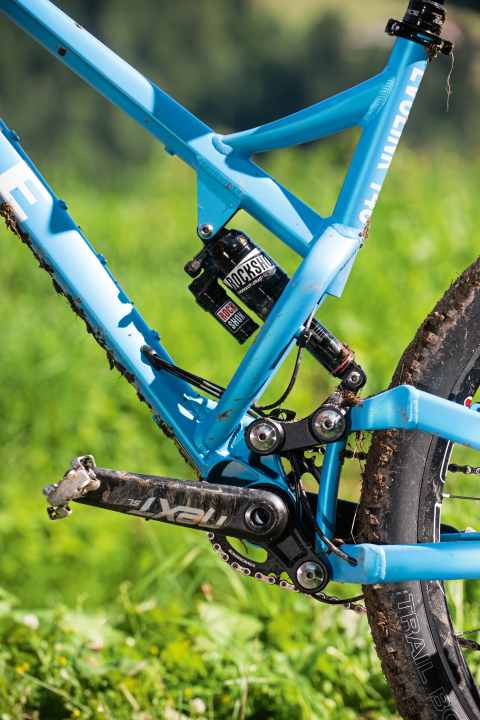   Pole Evolink 140 29 EN: The neutral rear suspension kinematics with the main bearing rotating around the bottom bracket is an in-house development by Pole.