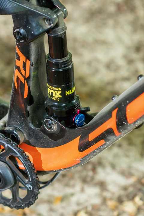   Scott Spark RC 900 SL: The metric shock sits in front of the asymmetric seat tube. The wide trunnion mount ensures a rigid bottom bracket connection.    