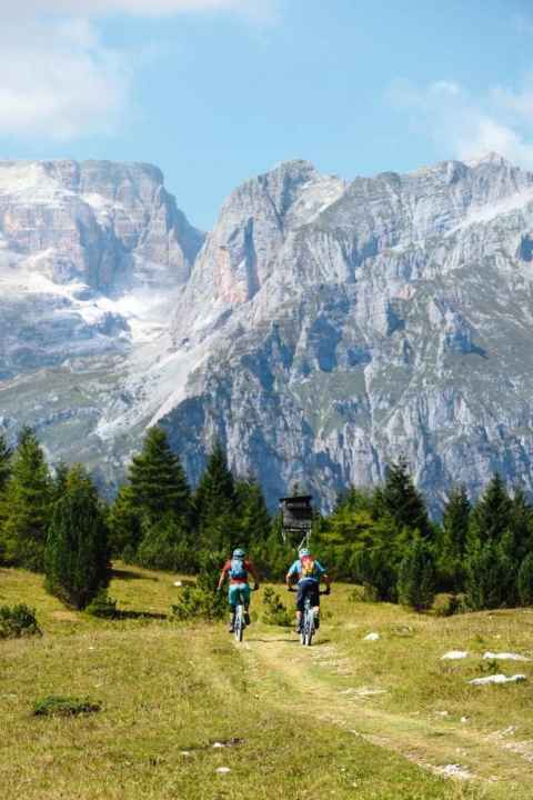   30 kilometres north of Lake Garda as the crow flies, you are already touring against the jagged backdrop of the Paganella.