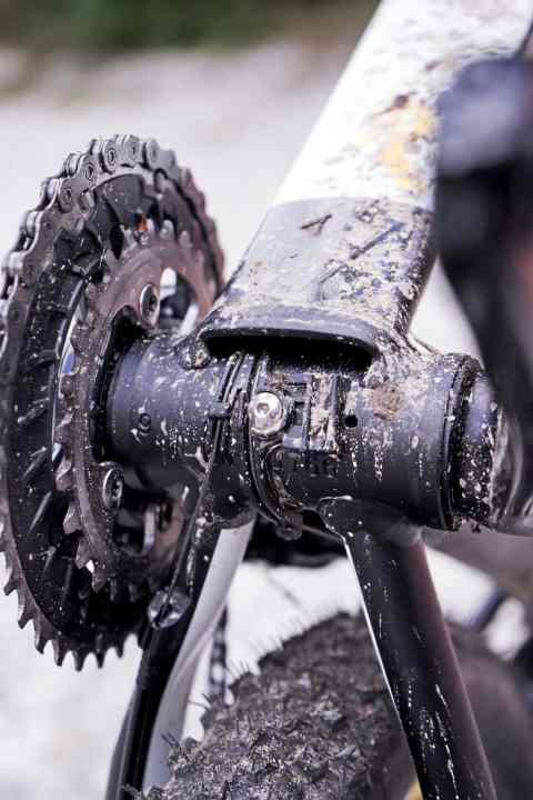   Radon ZR Race 8.0: Als einziges Bike im Testfeld bietet das Radon innen verlegte Schaltzüge. Leider treten diese offen unterm Tretlager hervor und sind dort dem Schmutz ausgesetzt.