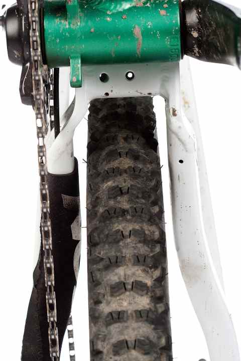   Poison Acetone 27,5: Poison verbaut Enduro-untypisch schmale 2,2er-Reifen. Vorsicht, wer nachrüsten will, denn im Hinterbau des Acetones ist kaum Platz für dickere Schlappen.
