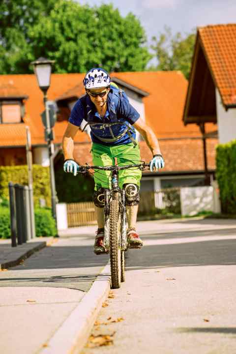   Dry exercise: Ride slowly at an acute angle to a small kerb and make sure you hold the handlebars loosely in your hand and your arms are relaxed. Crucial point: little muscle tension! The front wheel finds its way and you keep rolling - this also works in root passages.