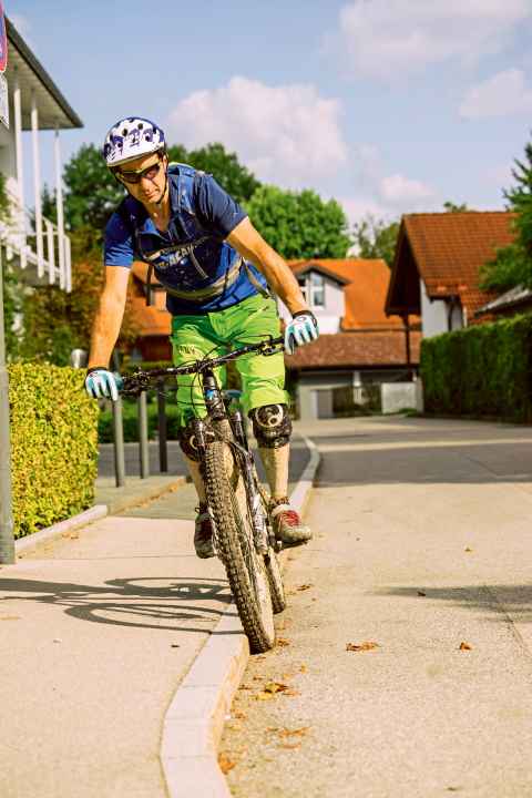   Not like this: too much muscle tension! You will lose your balance.