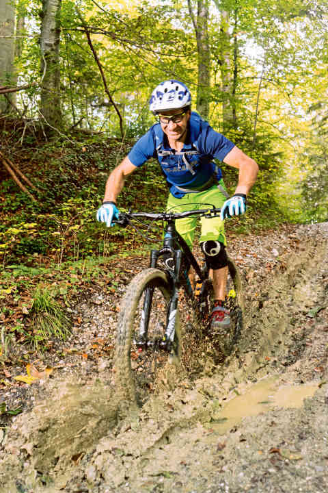   Off-road: On the trail, we experience the same phenomenon in ruts. Here, too, it is important to keep the handlebars loose so that the front wheel can find its own way.